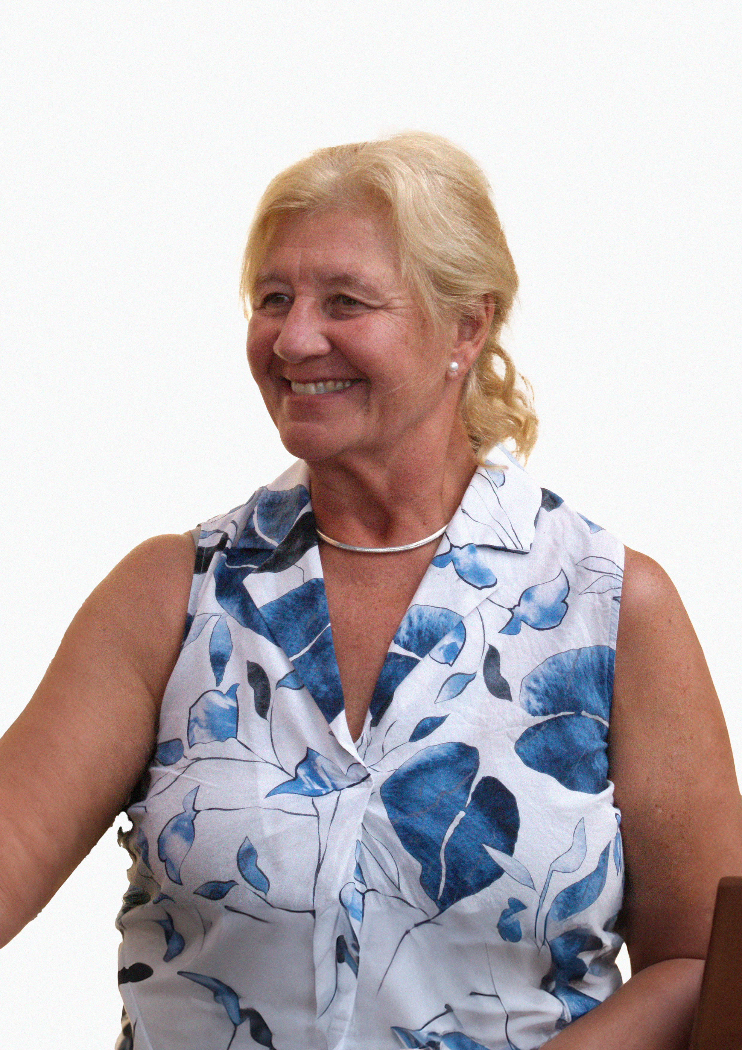 Retrato profesional de la agente de seguros en un entorno de oficina